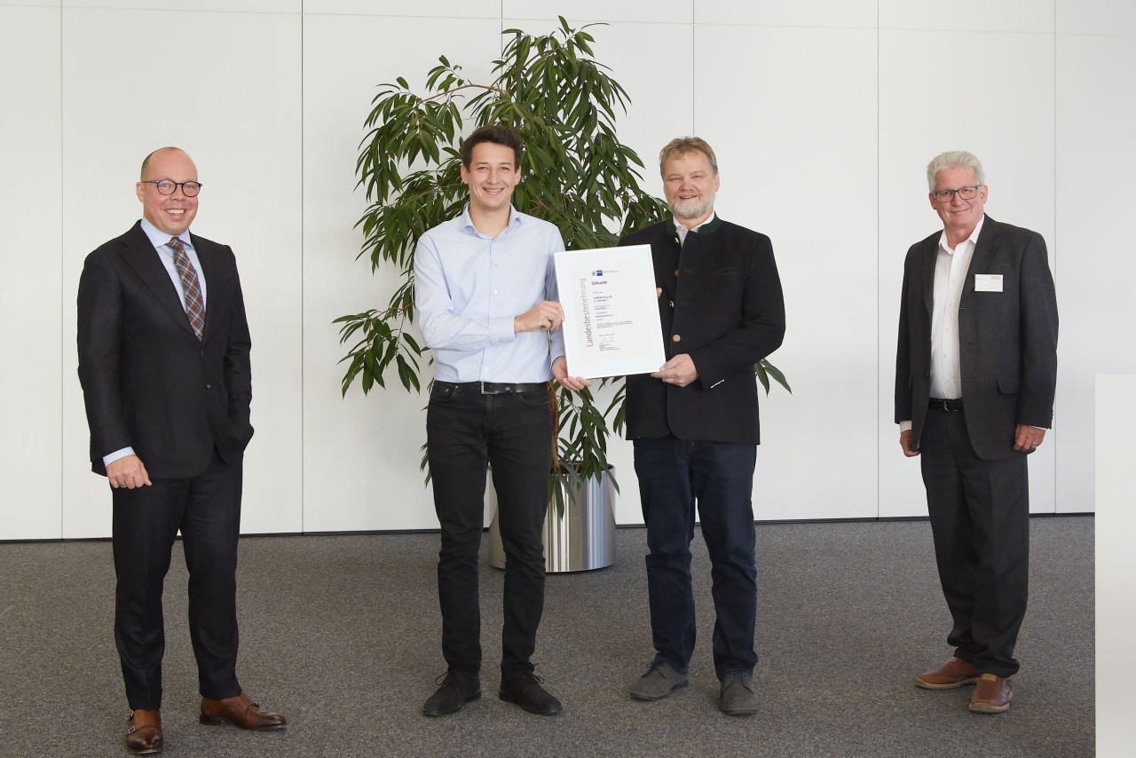  Ceremonial handover of the certificate to best in state Lukas Müller in the forum of the CHIRON Group (from left): CEO Carsten Liske, Lukas Müller, Head of Training Herbert Mattes and Alexander Fritz from the Chamber of Industry and Commerce Schwarzwald-Baar-Heuberg  