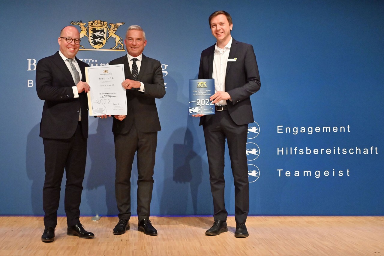  CEO Carsten Liske accepted the award from Interior Minister Thomas Strobl and Martin Wycisk, Economic Development Manager for the City of Tuttlingen, Germany.   Photo: Michael Bamberger / www.im.baden-wuerttemberg.de 