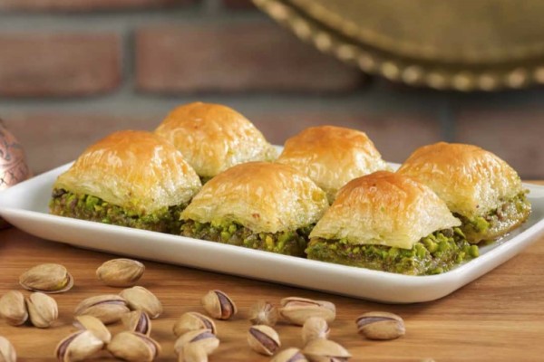 Baklava: Hauchdünne Teigschichten werden zu einem köstlich-süßem Gebäck - eine der wohl bekanntesten und leckersten Spezialitäten der Türkei. 