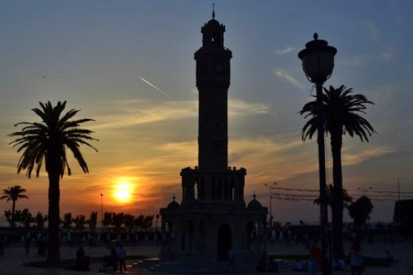 Saat Kulesi: Der Uhrturm aus dem Jahr 1901 ist das Wahrzeichen von Izmir. 