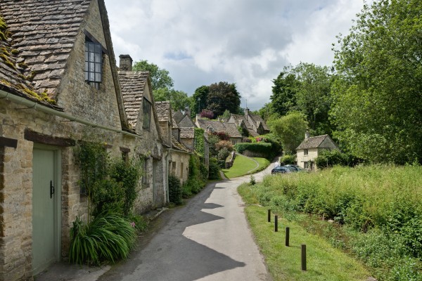 Quelle: Wikimedia Commons Photo by DAVID ILIFF. License: CC BY-SA 3.0 Bibury Cottages in den Cotswolds 