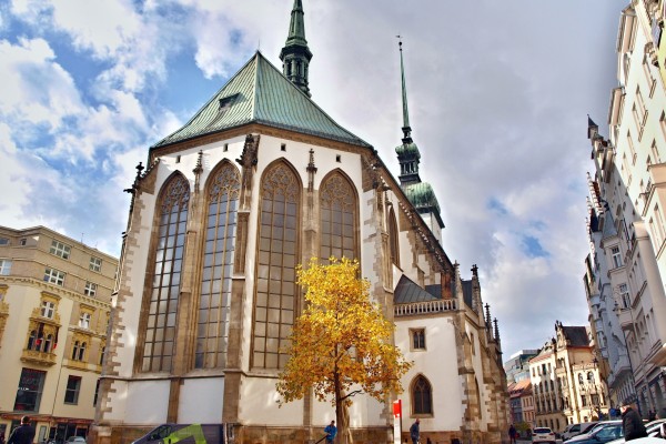 St.-Jakobs-Kirche mit dem zweitgrößten Beinhaus Europas und dem »unanständigen Männlein« auf der Südseite, das den Passanten seine Kehrseite entgegenstreckt. 