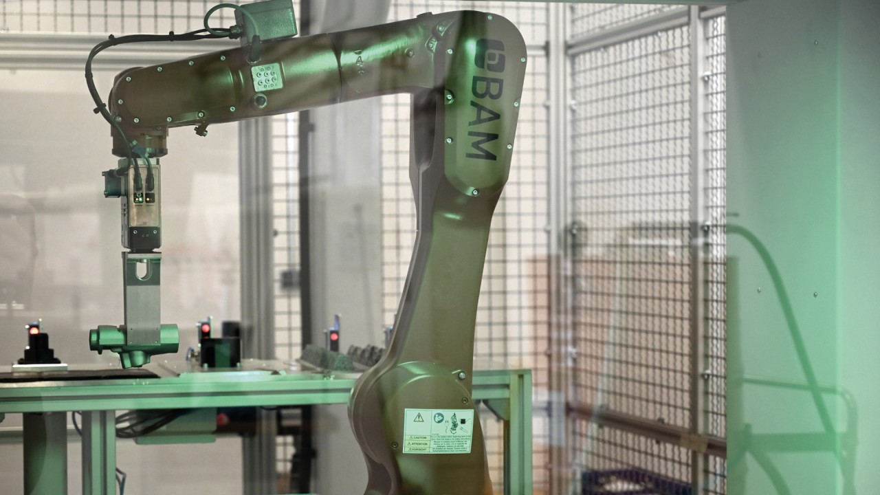  Advantage MT 733 two plus: Option to work autonomously, off the bar or with (via robot handling systems) pre-formed/cut slugs/blanks.  
