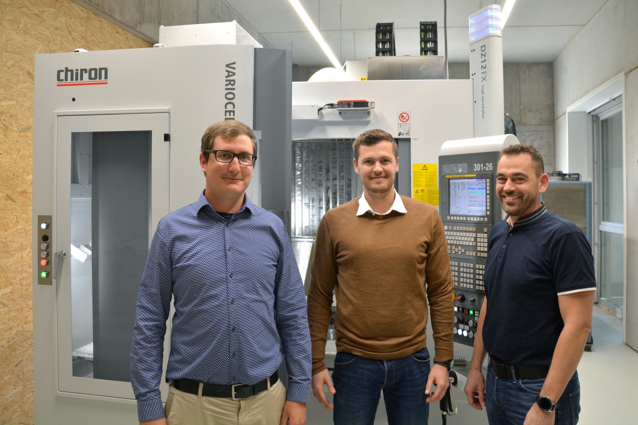  Excellent partnership: The two companies successfully managed an innovative project together. From left to right: Andreas Bacher (Bacher Medizintechnik), Thorsten Haag and Martin Brenndörfer (both CHIRON employees) in front of the DZ 12 FX high speed plus five-axis machining center with the VariocellUno robot automation.  Image source: WB Werkstatt+Betrieb, Helmut Damm  