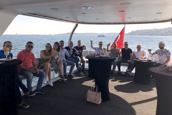 Das Team von CHIRON Türkei aus Istanbul 2018 bei einer Bootstour über den Bosporus, der mit drei Brücken die Kontinente Asien und Europa verbindet. 