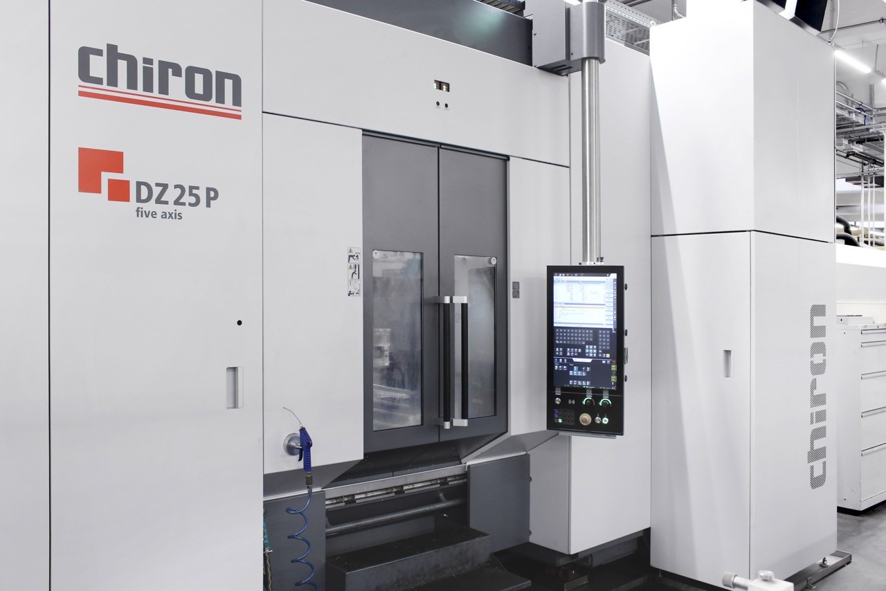  View of the operator side of the double-spindle machine, on which almost all digital solutions from the Smartline software portfolio of the CHIRON Group are installed.  