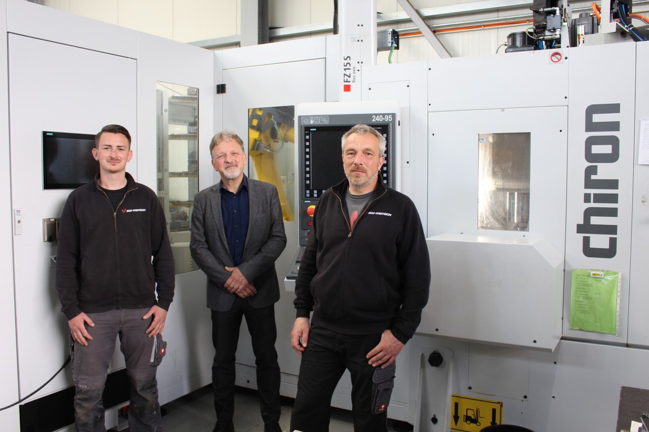  The decision makers in front of the successful system (from right): Kai Jockel, Managing Director SW-MOTECH, Roland Ranisch, Sales Partner at the CHIRON Group, and Bastian Feußner, responsible for machining.  