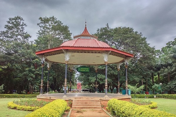 Cubbon Park: Wer Grünflächen, Gärten, Parks und exotische Pflanzen mag, kommt um den Cubbon Park, offiziell Sri. Chamarajendra Park, nicht herum. Gegründet wurde die Anlage im Stadtzentrum 1870 von Sir John Meade, damaliger Kommissar von Mysore.  Bild: Pixabay, Bsihnu Sarangi 