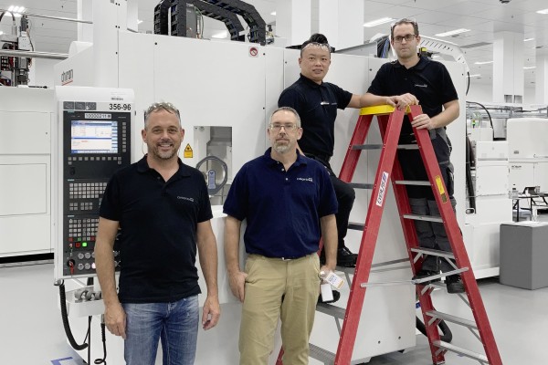  3.) A great team: Marco Wagner, Jason Stombaugh, John and Thomas Schöpf putting the finishing touches to the FZ 12 S five axis. 
