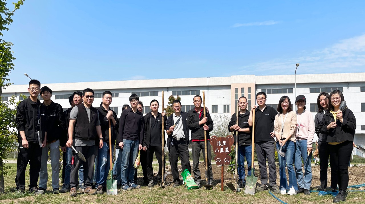  Well equipped and ready to do great work: the groups of the »Happy CHIRON Gardening«  community project.  